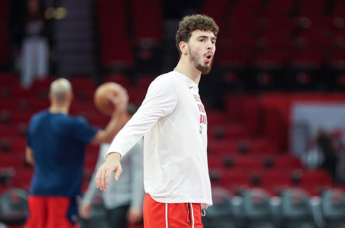 Rockets center Alperen Sengun warms up before the game against the New Orleans Pelicans